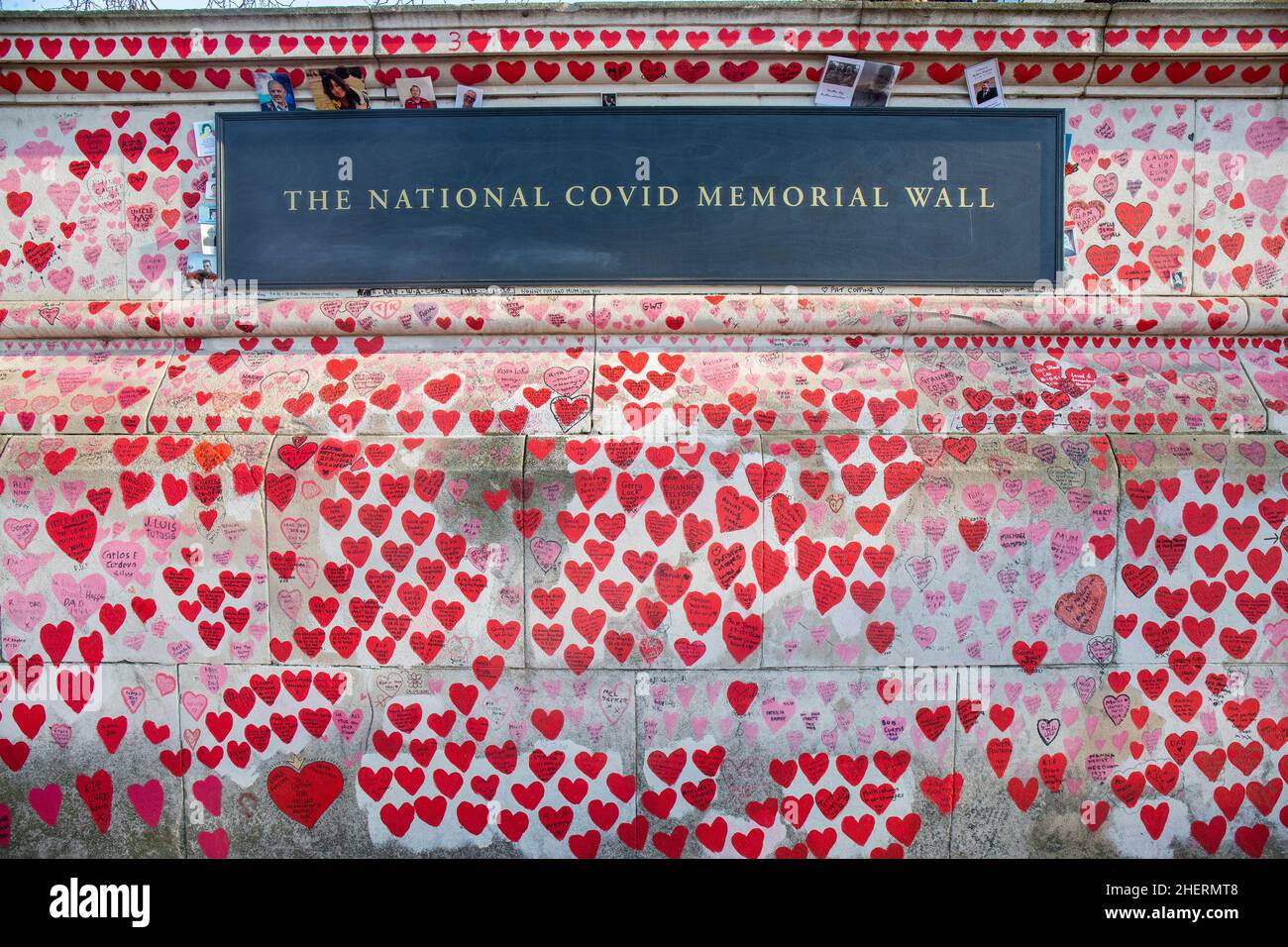 LONDON, UK 12th January 2022. Red heart with a facemask at the Covid Memorial Wall as it annouced 398 more coronavirus-related deaths the highest in 11 months as Prime Minister Boris Johnson faces questions whether parties were held at Downing Street last year during lockdown restrictions. Stock Photo