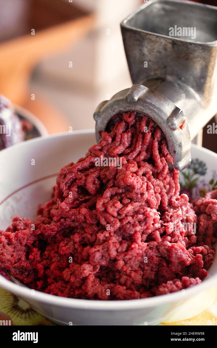 https://c8.alamy.com/comp/2HERW98/delicious-ground-minced-beef-meat-for-burgers-vintage-meat-grinder-meat-close-up-2HERW98.jpg