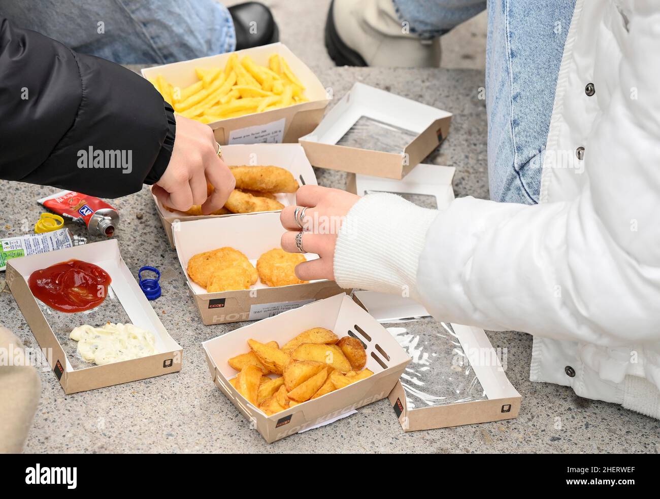 Finger food teenager Stock Photo - Alamy
