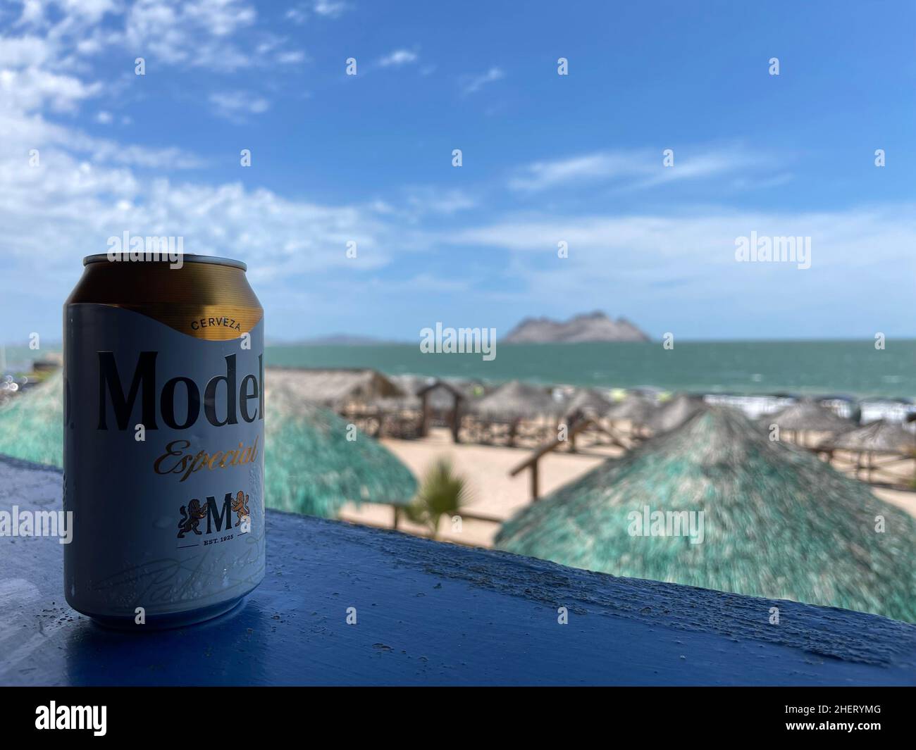 Modelo especial beer on Kino bay beach. beer can, aluminum. (Photo by Luis  Gutierrez / NortePhoto) Cerveza Modelo especial en la playa Kino bay. lata  de cerveza, aluminio. (Photo by Luis Gutierrez /