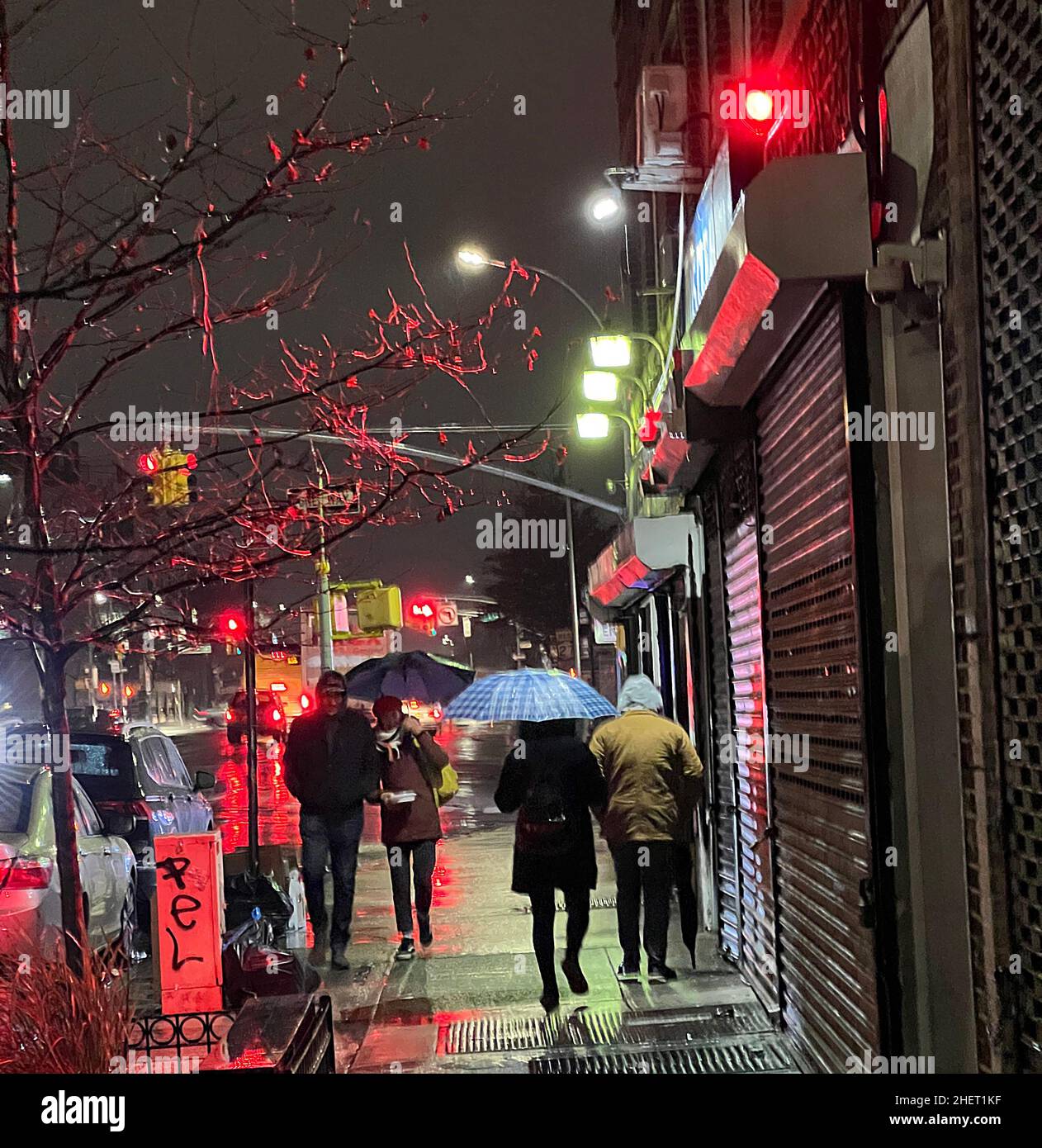 Reflections on rainy avenue hi-res stock photography and images - Alamy