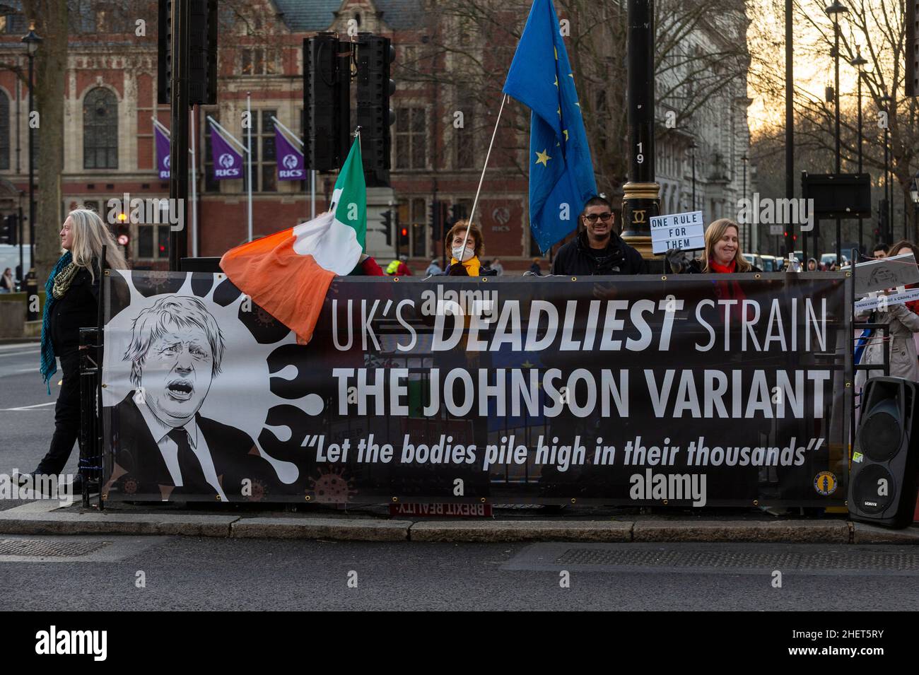 London, UK.  12 January 2022.  Protesters opposite the Houses of Parliament with banners and signs expressing their views as Boris Johnson, Prime Minister, apologised in the Houses of Commons for attending a party on 20 May 2020 in the gardens of 10 Downing Street, at a time when UK lockdown restrictions banned social gatherings.    Credit: Stephen Chung / Alamy Live News Stock Photo