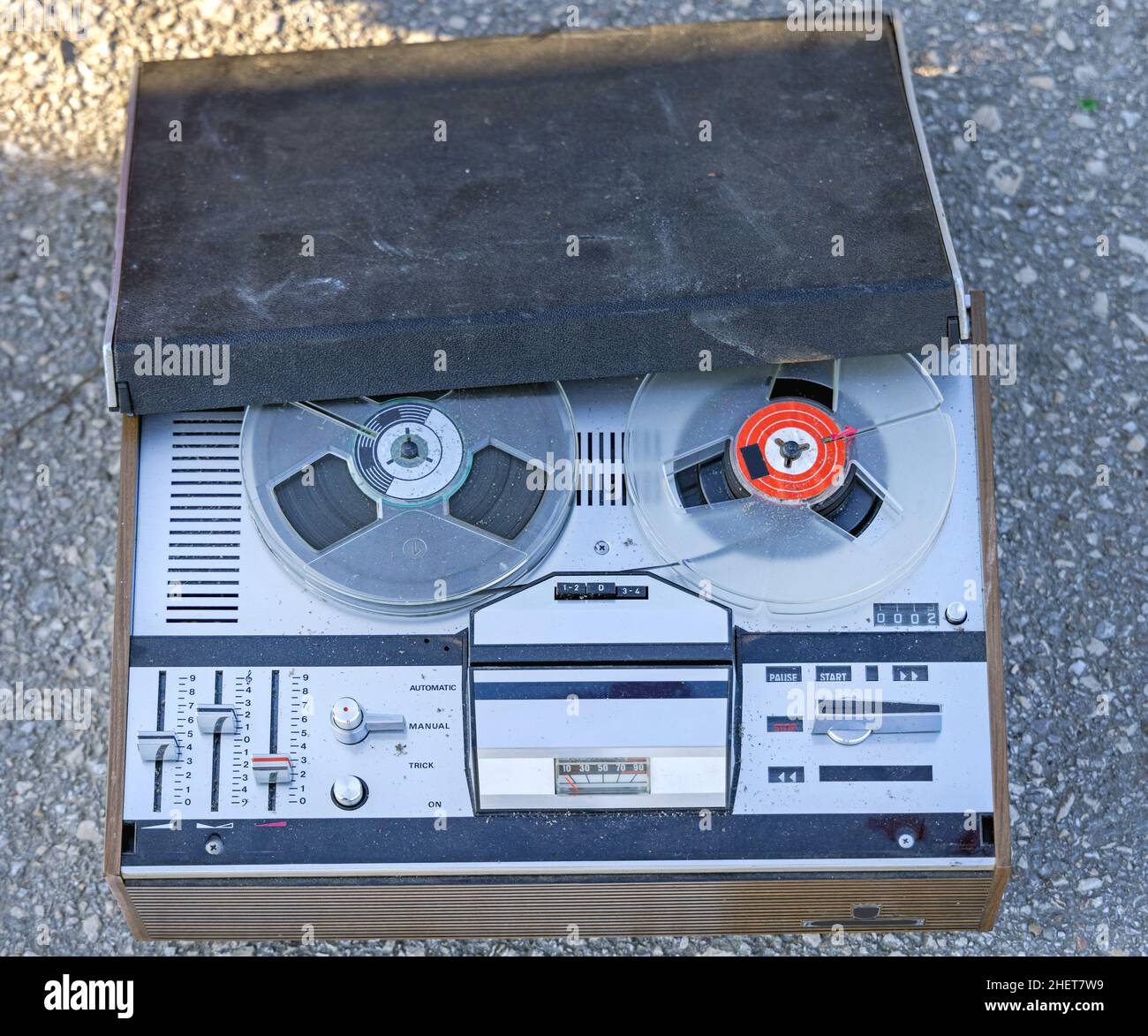 https://c8.alamy.com/comp/2HET7W9/vintage-music-reel-to-reel-tape-recorder-2HET7W9.jpg