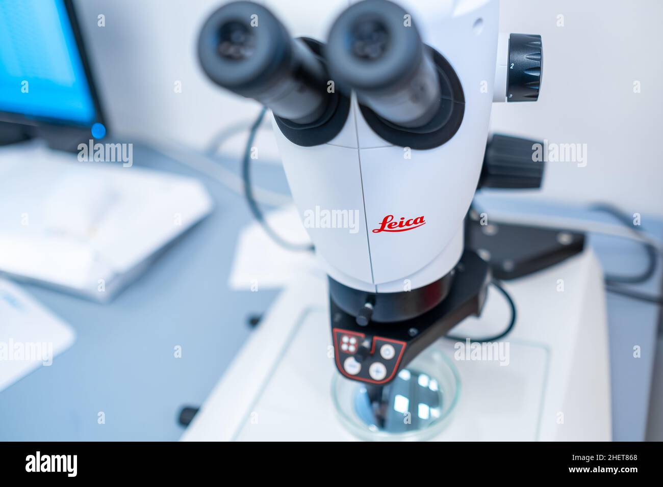 Leica Microscope and computer for DNA analysis or small objects and