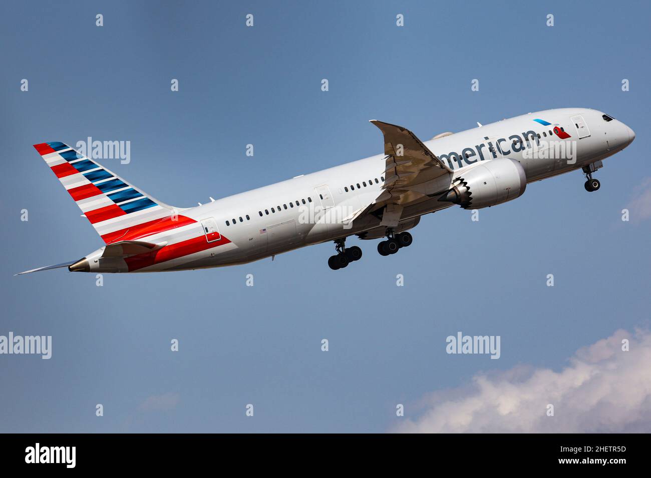 Athens, Greece. 07th Nov, 2021. American Airlines Boeing 787 Dreamliner  takes off from Athens International airport, flying to the USA on a sunny  day. (Photo by © Nik Oiko/SOPA Images/Sipa USA) Credit: