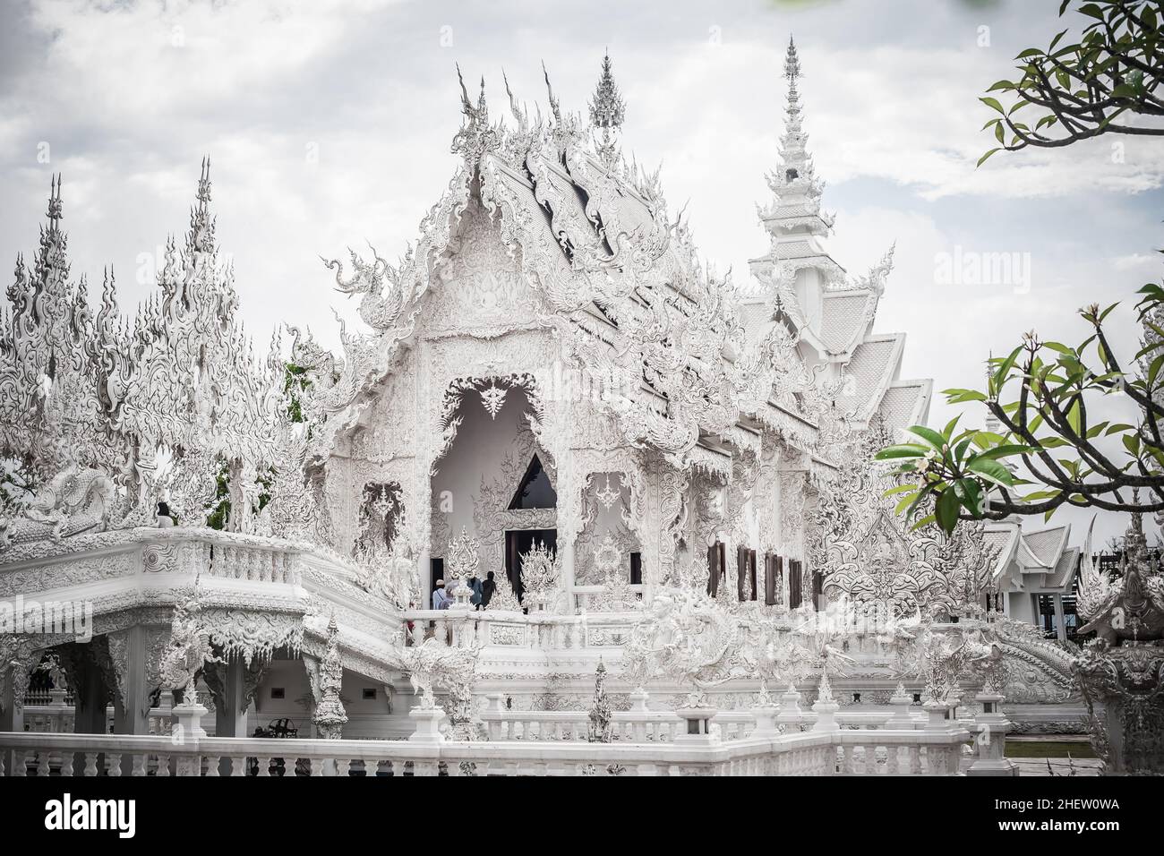 white temple chiang rai thailand
