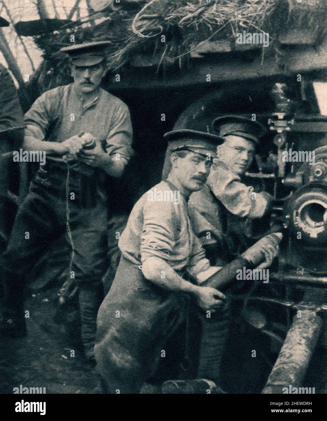 British artillery gunners in action on the Western Front in 1914 Stock Photo
