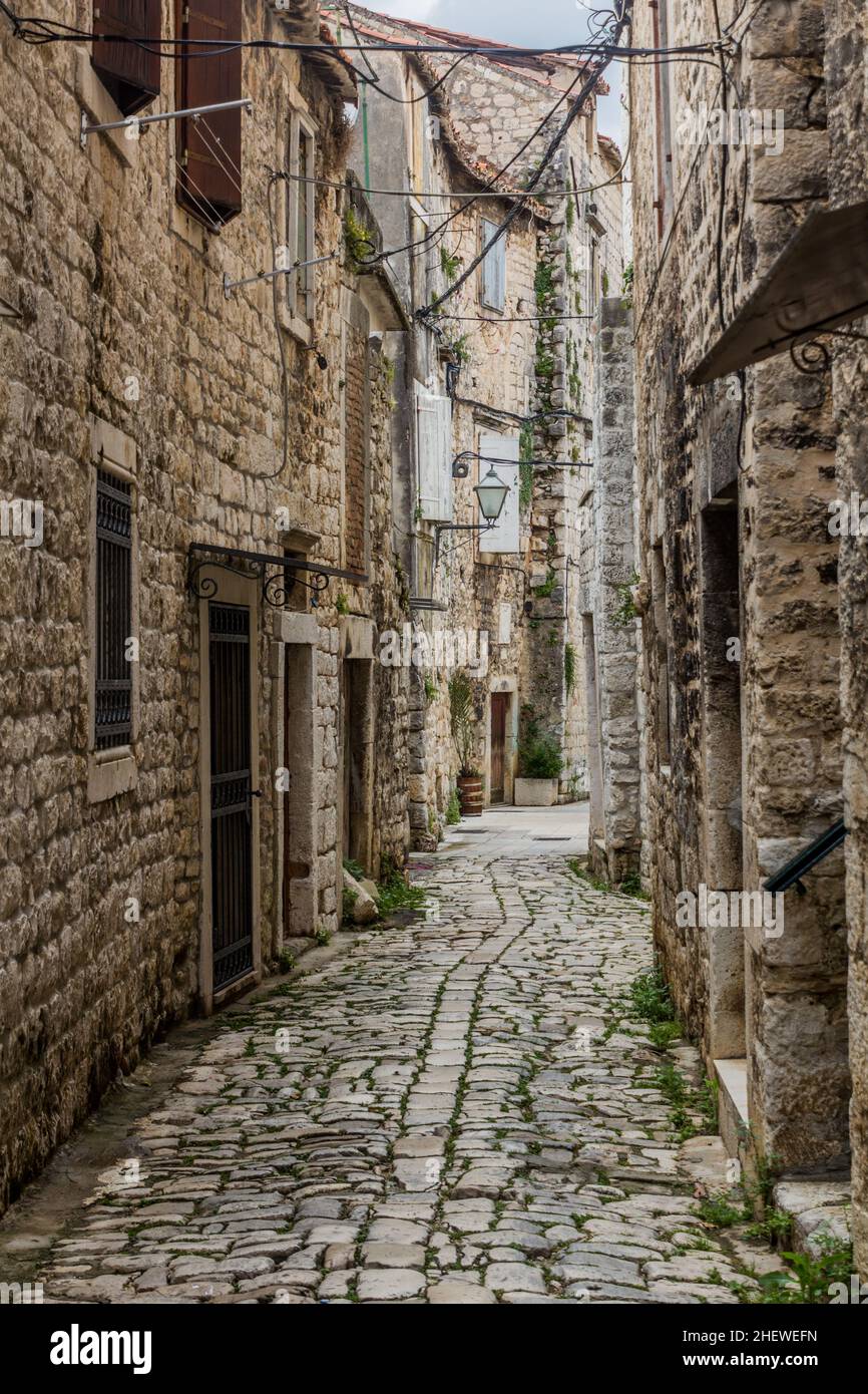 Narrow alley in the old town of Trogir, Croatia Stock Photo - Alamy