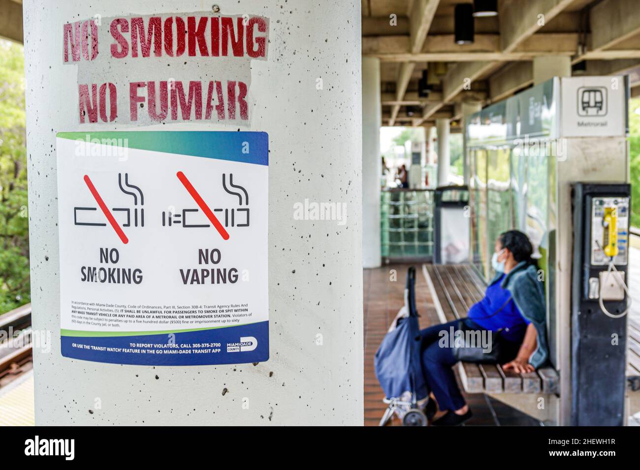 when to change a vape coil Miami Florida Vizcaya Metrorail Train Station mass transit rail  transportation platform sign no smoking vaping Spanish English bilingual  languages Stock Photo