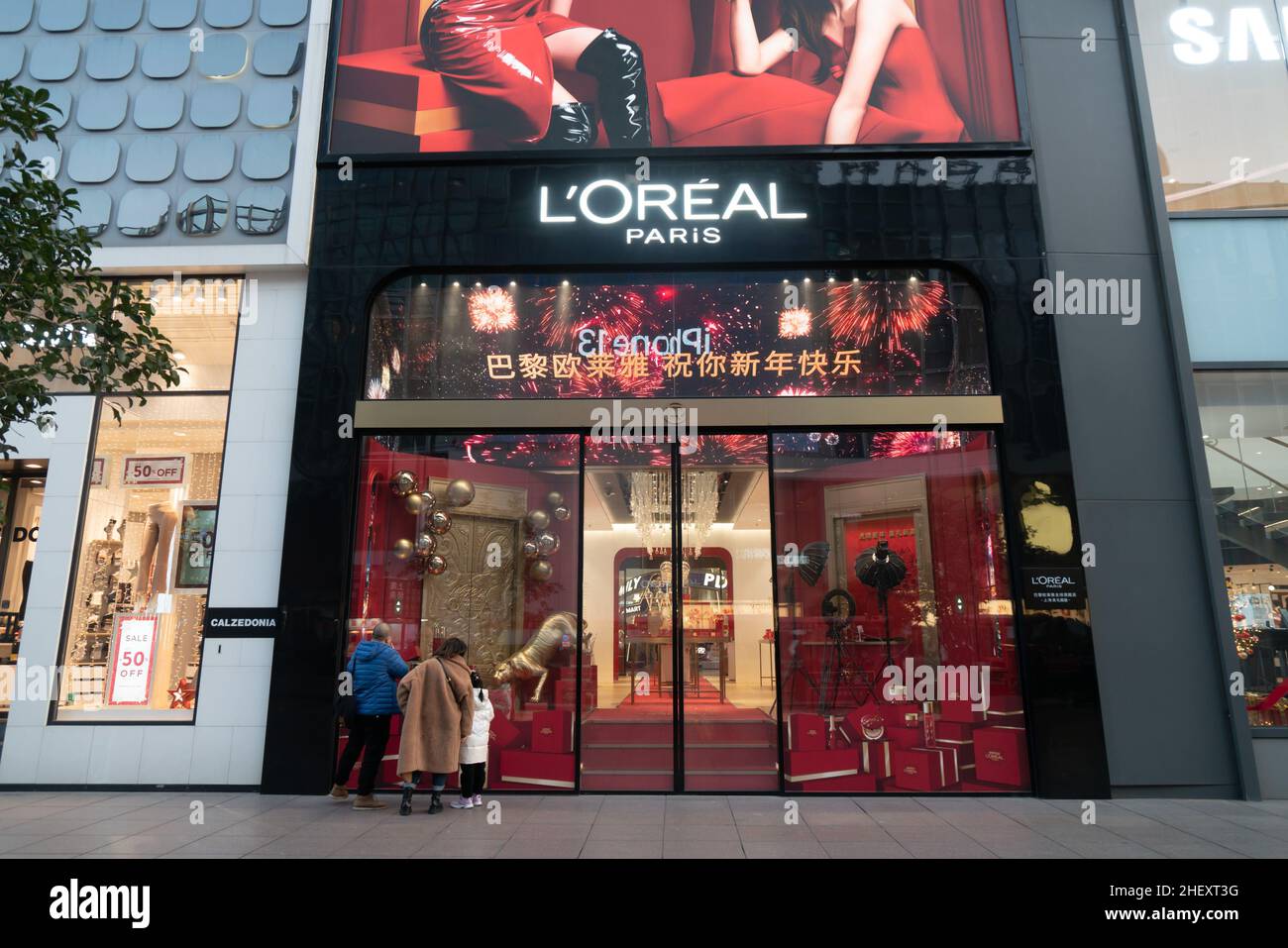Loreal Commercial 2022 Christmas L´oréal High Resolution Stock Photography And Images - Alamy