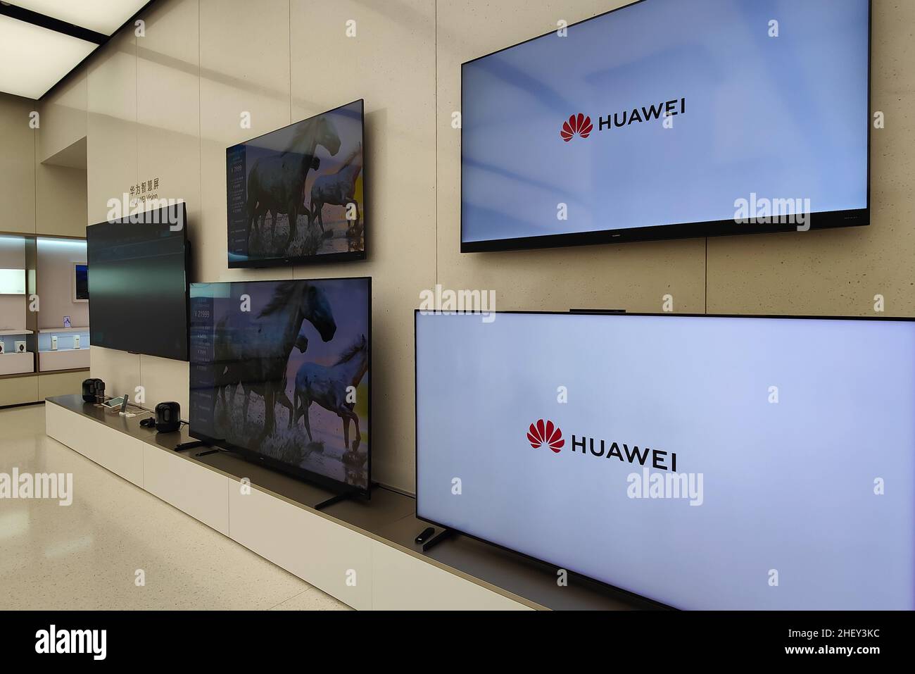 Shanghai, Shanghai, China. 13th Jan, 2022. On January 12, 2022, in Shanghai, Huawei's newly released flagship notebook matebook x Pro has been displayed and sold in Huawei's global flagship store on Nanjing Road. (Credit Image: © SIPA Asia via ZUMA Press Wire) Stock Photo