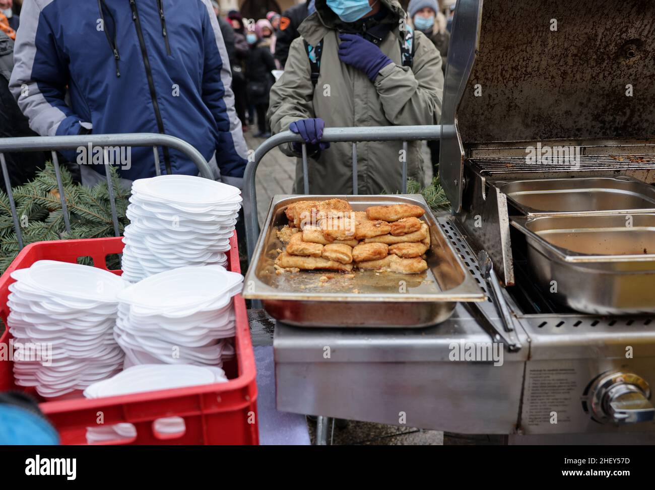 Warm food for the poor and homeless Stock Photo - Alamy
