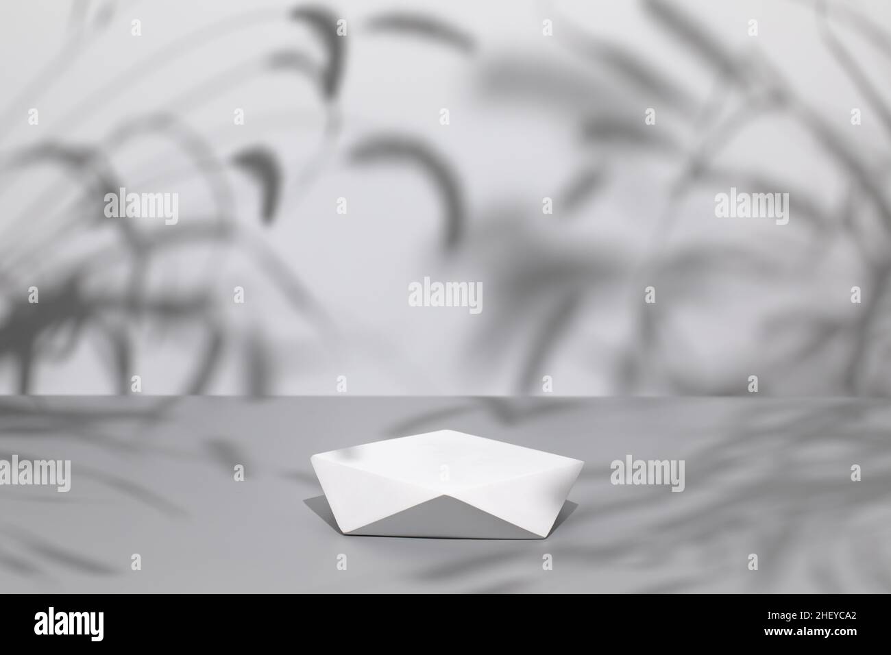 White 3d pedestal podium hi-res stock photography and images - Alamy