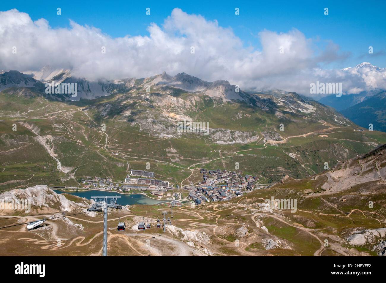 Toviere cable cars and Tignes 2100 resort with the Mont Blanc on the far right, Haute-Tarentaise, Vanoise massif, Savoie (73), Auvergne-Rhone-Alpes, F Stock Photo