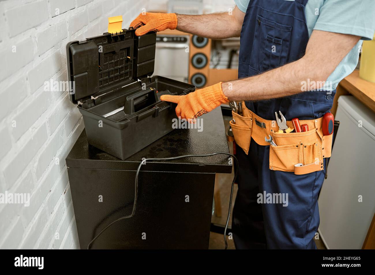 Technician standing tool kit hi-res stock photography and images - Alamy
