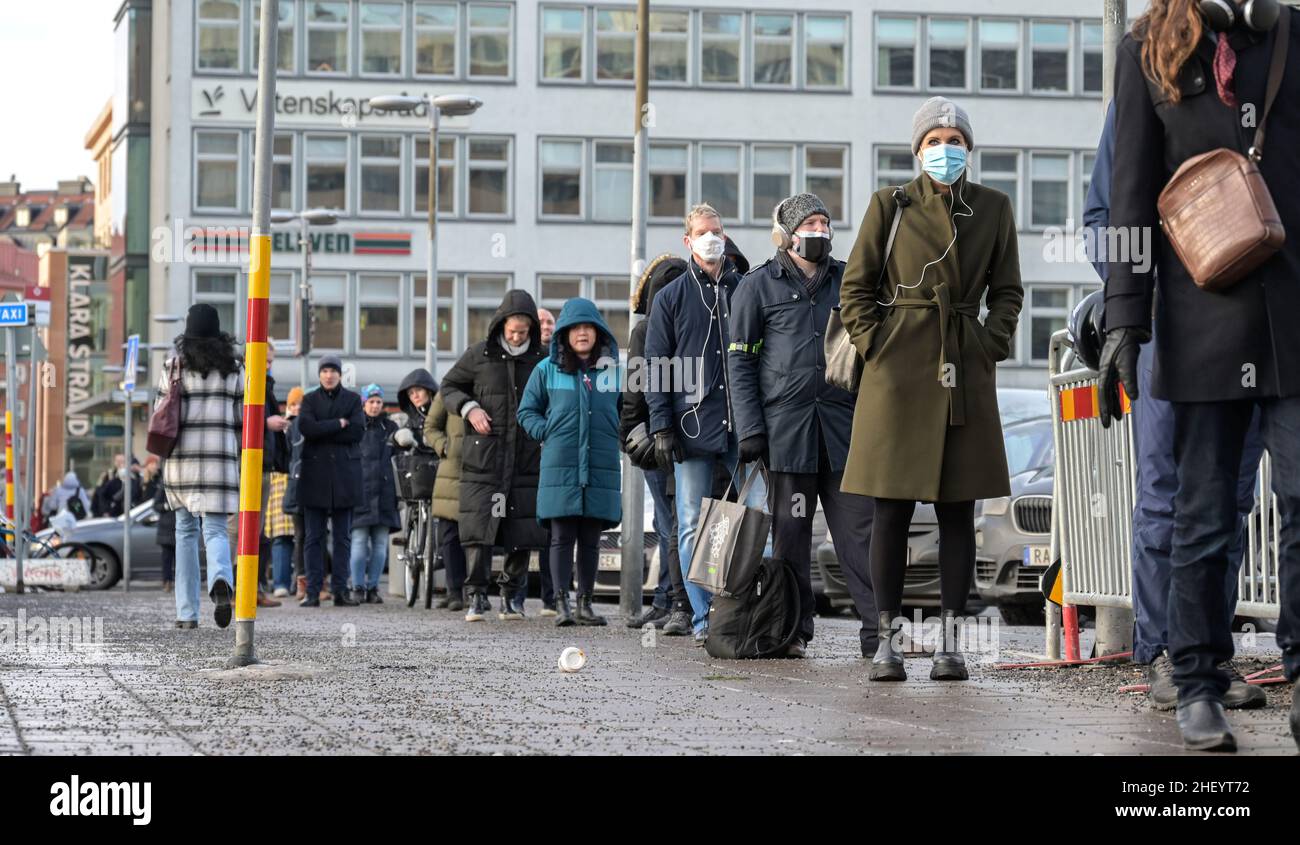 The queue for a drop-in vaccination was long at the Stcoholm City Terminal station on Thursday 13 January. Yesterday the Swedish Public Health Agency announced that they now recommends to lower the interval between dose two and three of the covid-19 vaccin from six to five months for everyone. Foto: Anders Wiklund / TT kod 10040 Stock Photo