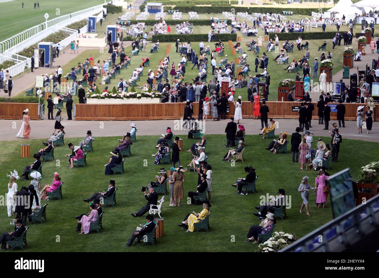 Royal ascot crowd 2021 hi-res stock photography and images - Alamy