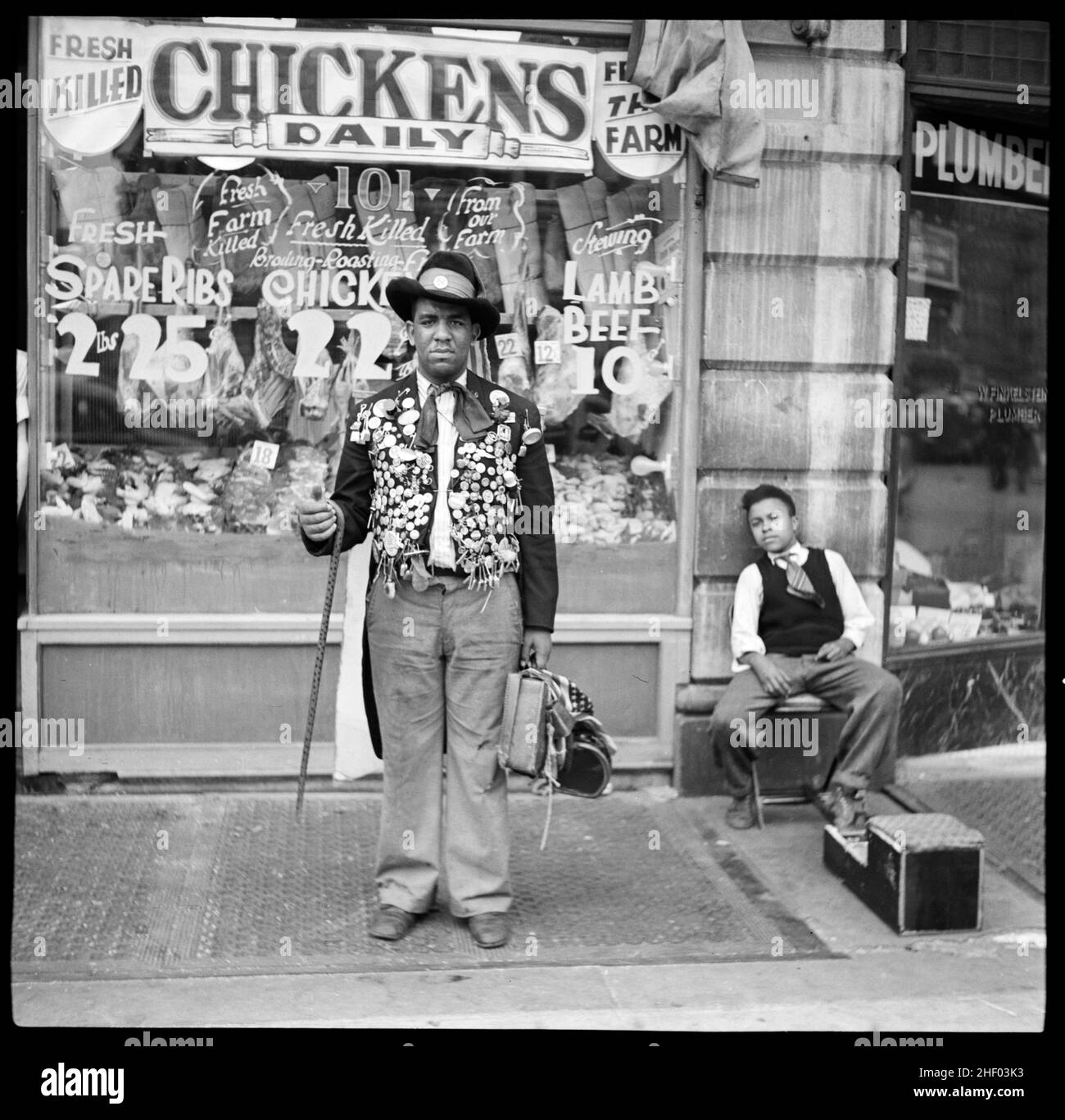 A street performer, summer of 1938. Allison, Jack, photographer. Vintage New York photo. Stock Photo