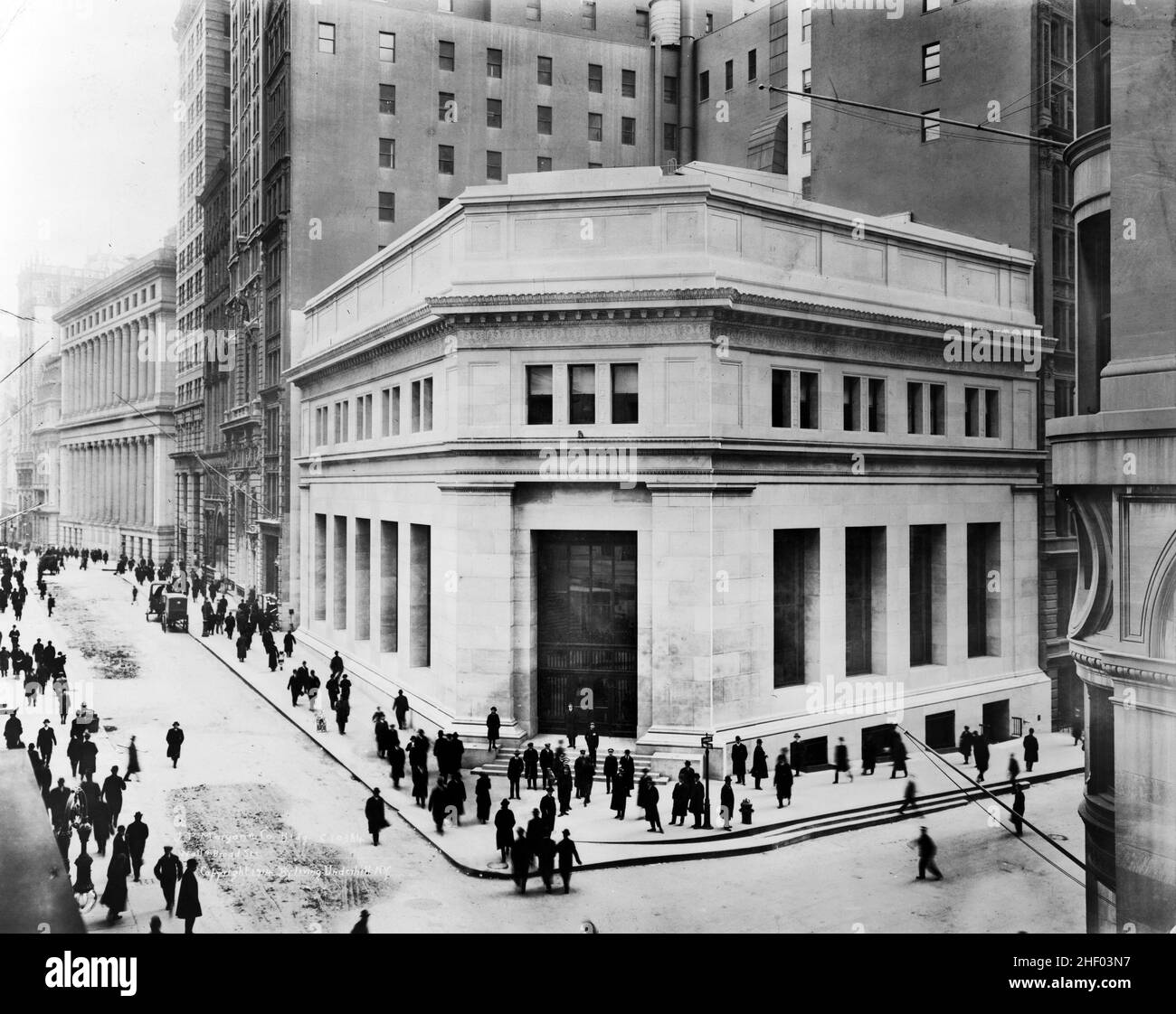 J. P. Morgan & Co. Bldg., Wall & Broad Sts., New York City, in 1914. Morgan Guaranty Company Building, with many people outside. Stock Photo