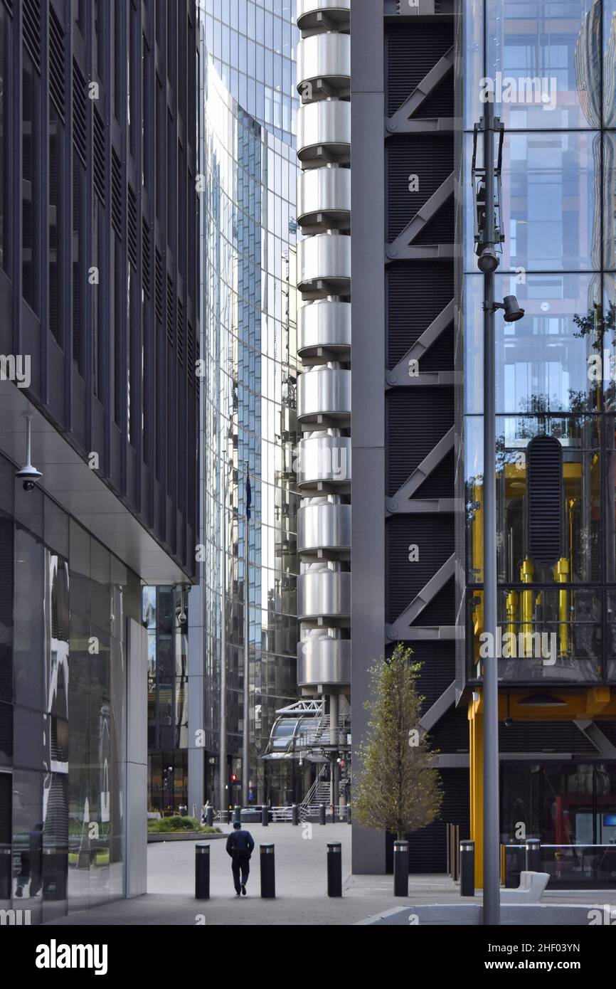 Lloyd's Building and modern office developments glass facade ...