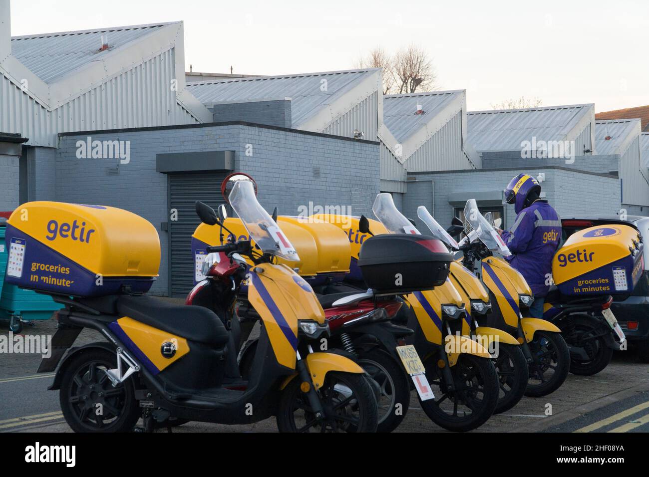 London, UK, 12 January 2022: mopeds belonging to the grocery delivery company Getir outside one of their fulfilment centres on an industrial estate in Clapham. Anna Watson/Alamy Stock Photo