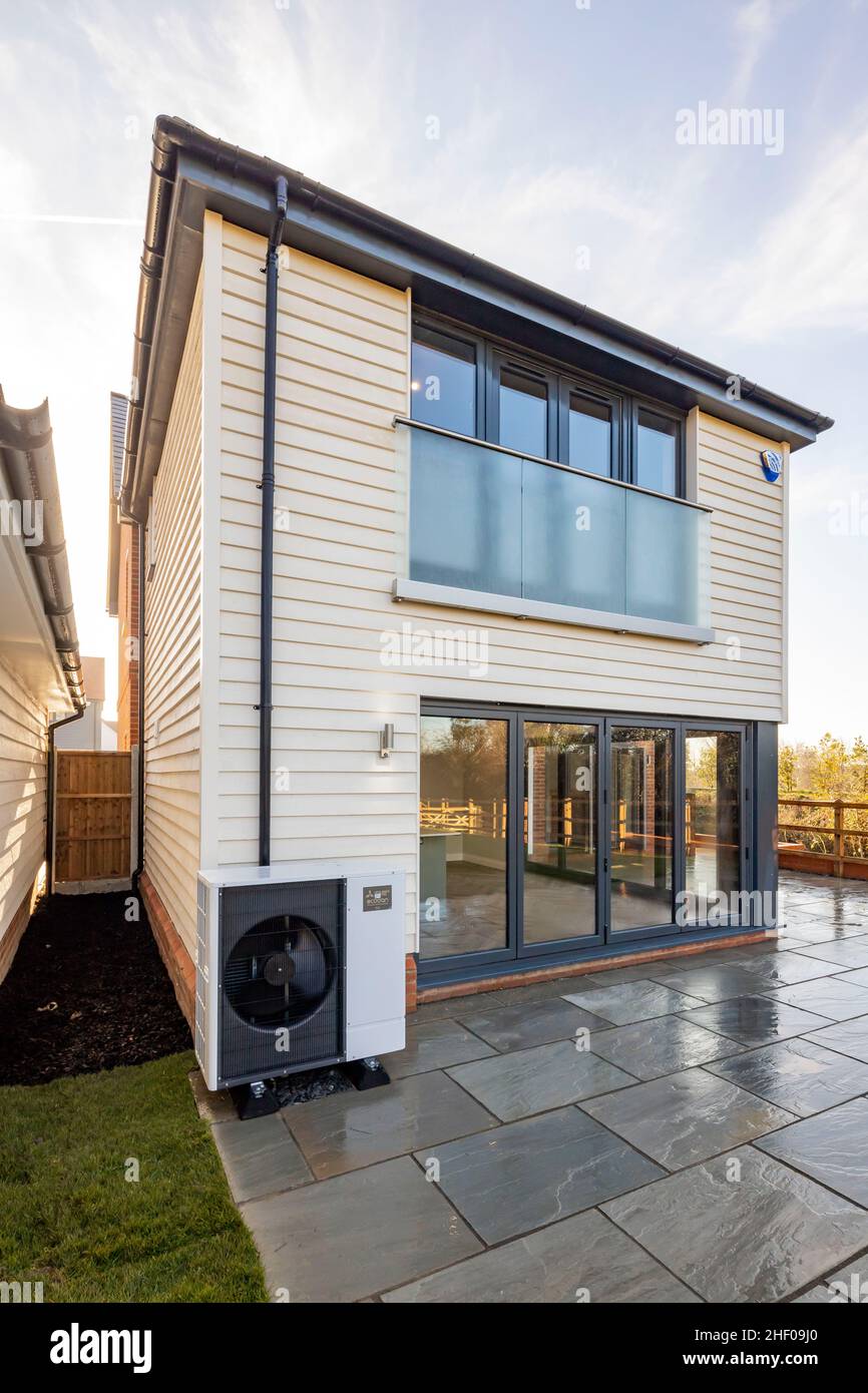 Mitsubishi Electric Ecodan R32 Air Source Heat Pump Stock Photo Alamy