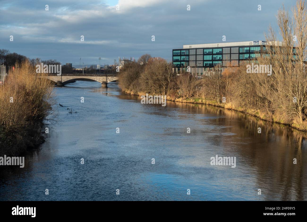 The River Clyde in Dalmarnock, Glasgow, on Christmas Day, featuring the Rutherglen Bridge and the rear of the Police Scotlnd HQ at Clyde Gateway. Stock Photo