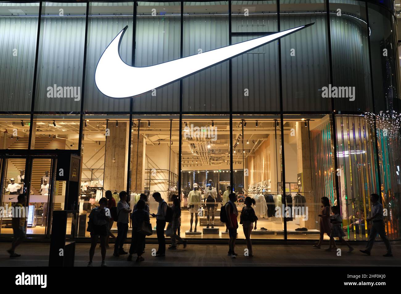 Nike shop front hi-res stock photography and images - Alamy