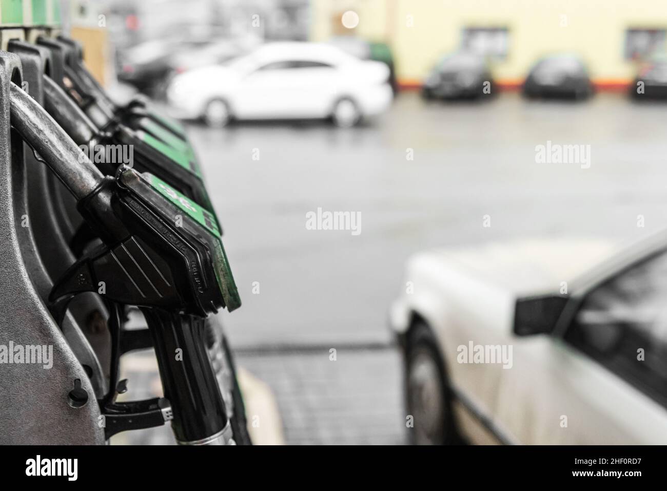 Vehicles filling up with fuel hi-res stock photography and images - Alamy
