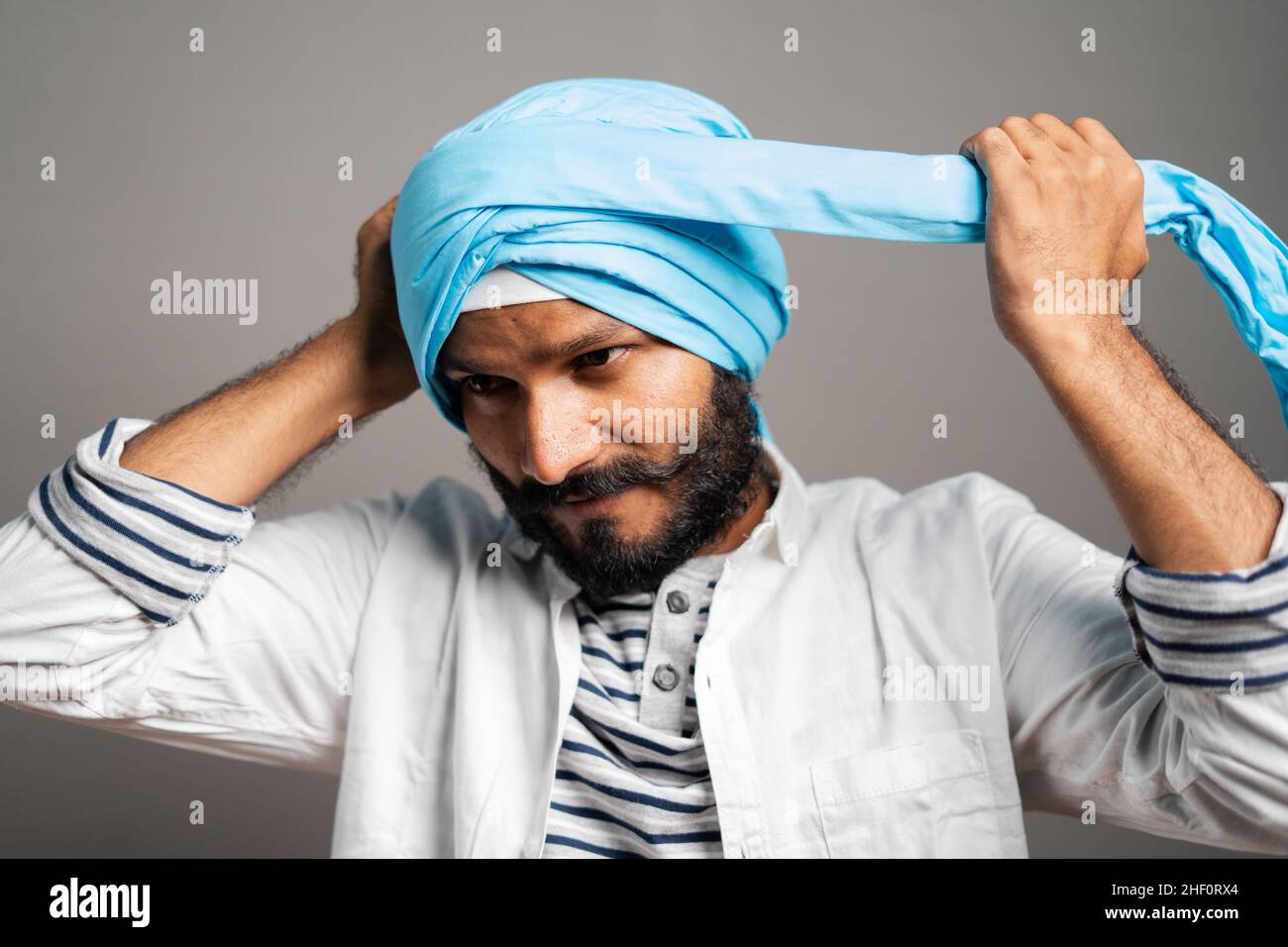 Hombre que llevaba dastar Sikh (turbante), Delhi, India Fotografía de stock  - Alamy