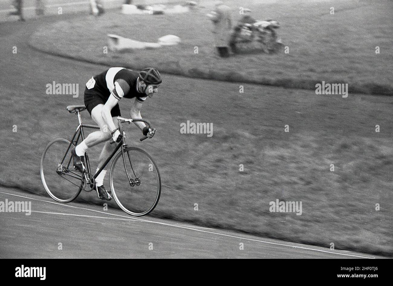 1950s, historical, track cylist at Herne Hill, out of the saddle, making a big effort near the finish, Dulwick, South-East London, Eng;and, UK. Stock Photo