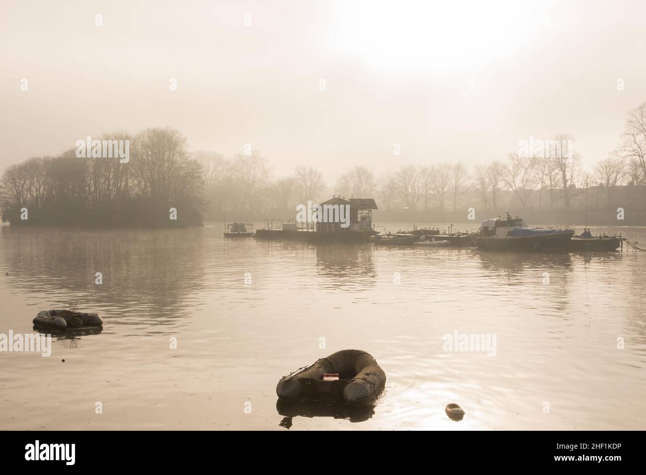 London, England, UK. 13 January 2022.  A foggy day on the River Thames in London © Benjamin John/ Alamy Live News. Stock Photo