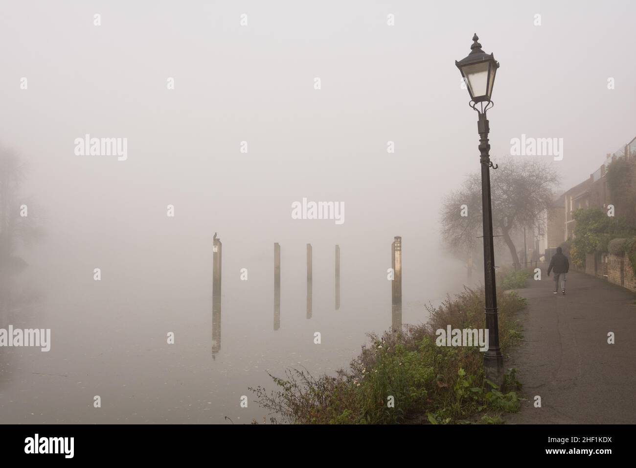 London, England, UK. 13 January 2022.  A foggy day at the Strand-on-The-Green next to the River Thames in London © Benjamin John/ Alamy Live News. Stock Photo