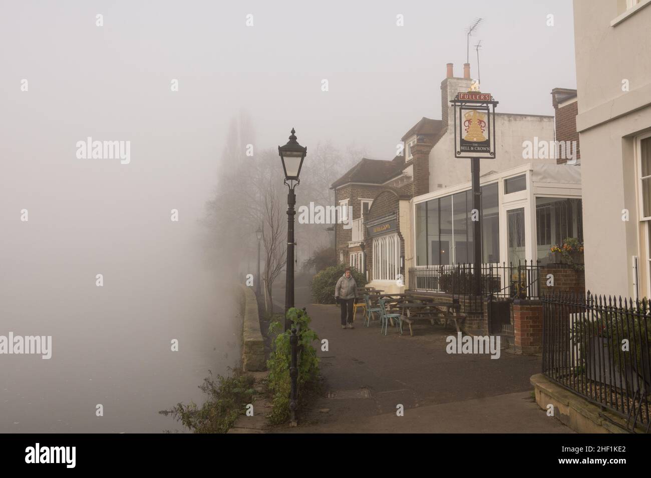 London, England, UK. 13 January 2022.  A foggy day on the River Thames at the Bell and Crown public house, Strand-on-The-Green, London, England, U.K. © Benjamin John/ Alamy Live News. Stock Photo