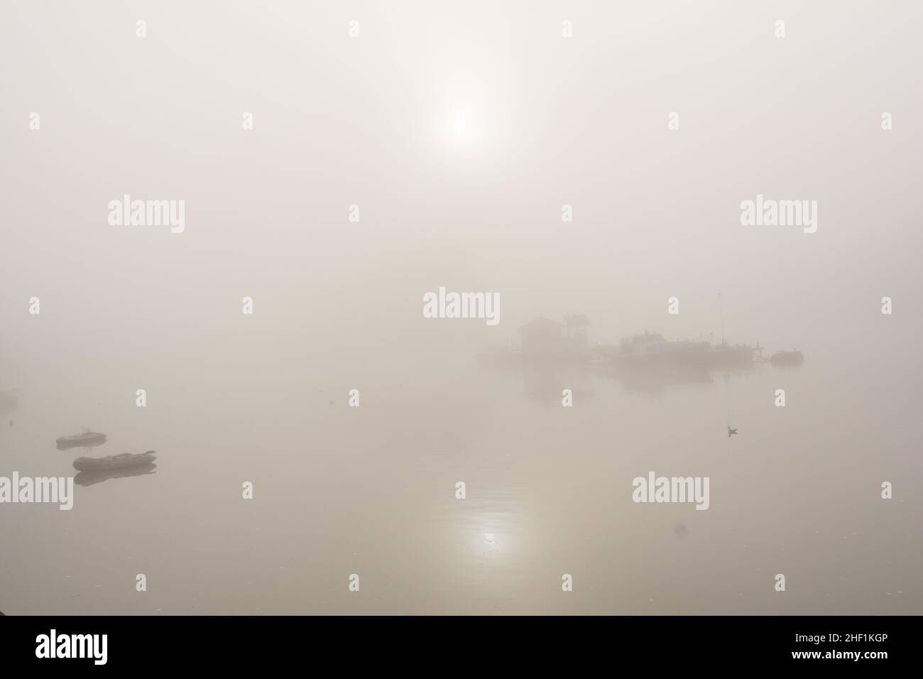 London, England, UK. 13 January 2022.  A foggy day on the River Thames in London © Benjamin John/ Alamy Live News. Stock Photo