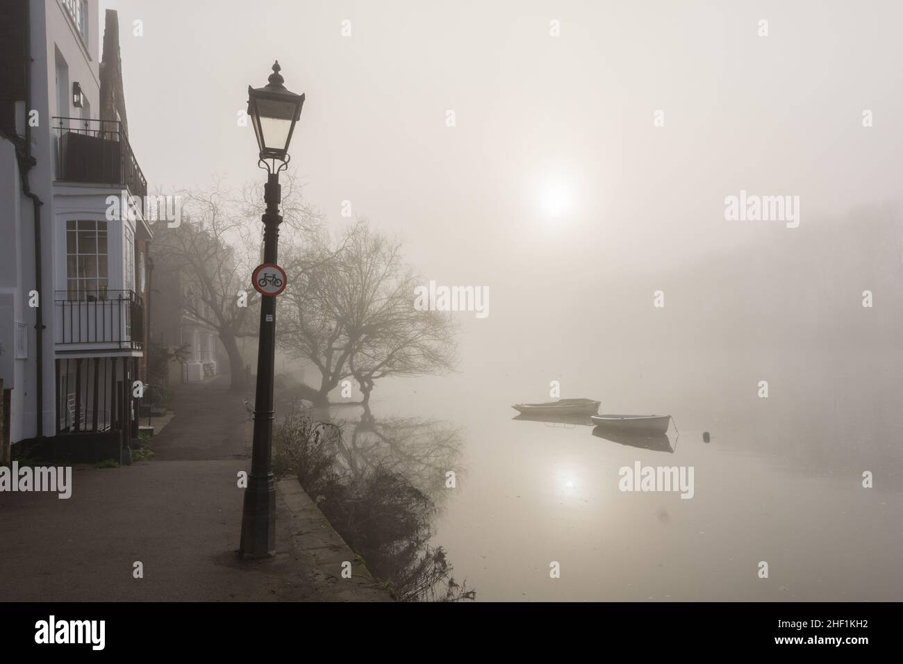 London, England, UK. 13 January 2022.  A foggy day on the River Thames at Strand-on-The-Green, London, England, U.K. © Benjamin John/ Alamy Live News. Stock Photo