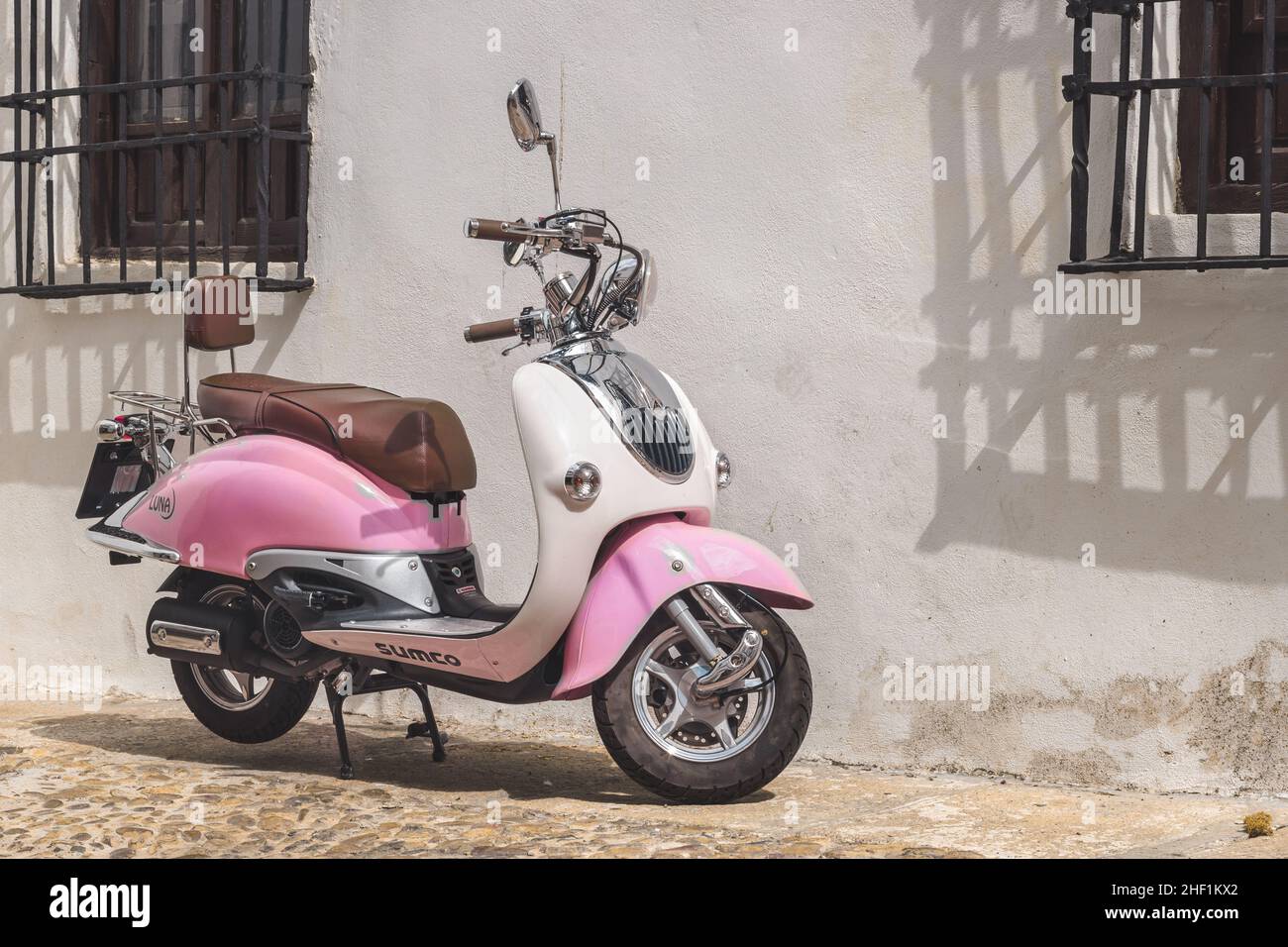 Moto Vespa aparcada en una calle una calle de Córdoba, España Stock Photo
