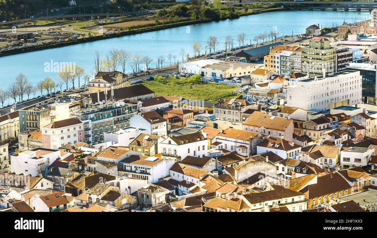 Vista panorámica de una ciudad y su río en Portugal Stock Photo