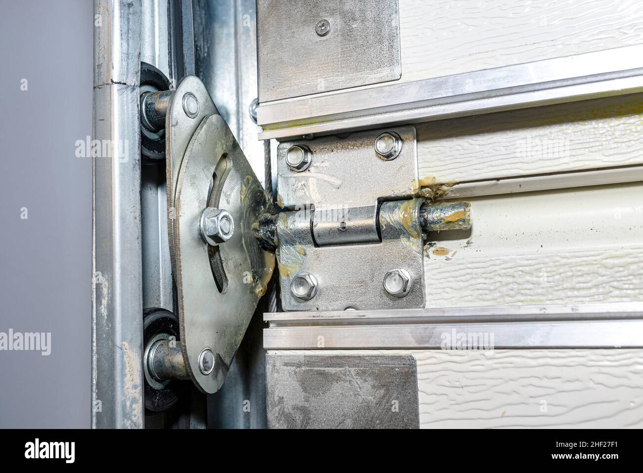 Grease lubricated double rollers in the guide for the backyard garage