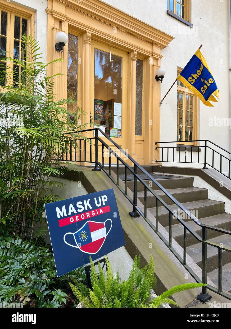 Jan 12th, 2022 - Jekyll Island, Georgia, USA: A Mask Up Georgia sign is seen in the historic district during the coronavirus pandemic. Stock Photo