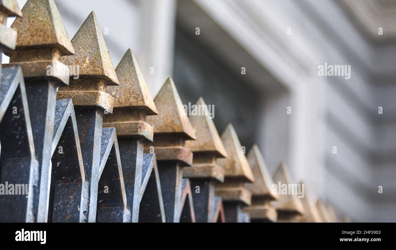 Detalle de la verja antigua en la puerta de la Catedral de la Almudena en Madrid, España Stock Photo