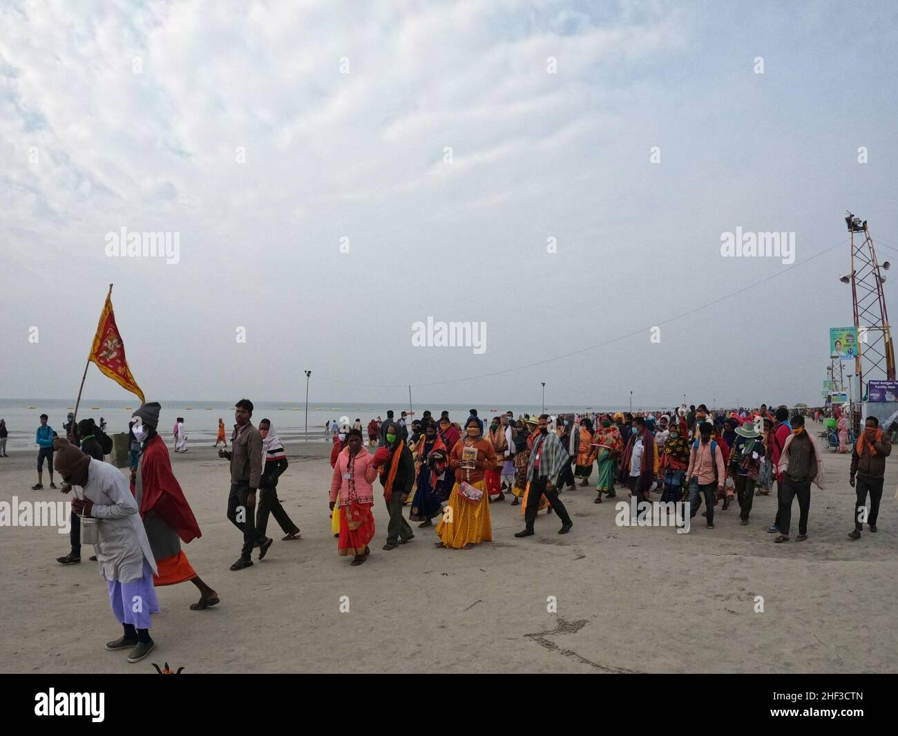Kolkata, West Bengal, India. 13th Jan, 2022. Hindu devotees arrive during the Gangasagar Mela at Sagar Island, some 150 km south of Kolkata (Credit Image: © Dipa Chakraborty/Pacific Press via ZUMA Press Wire) Stock Photo