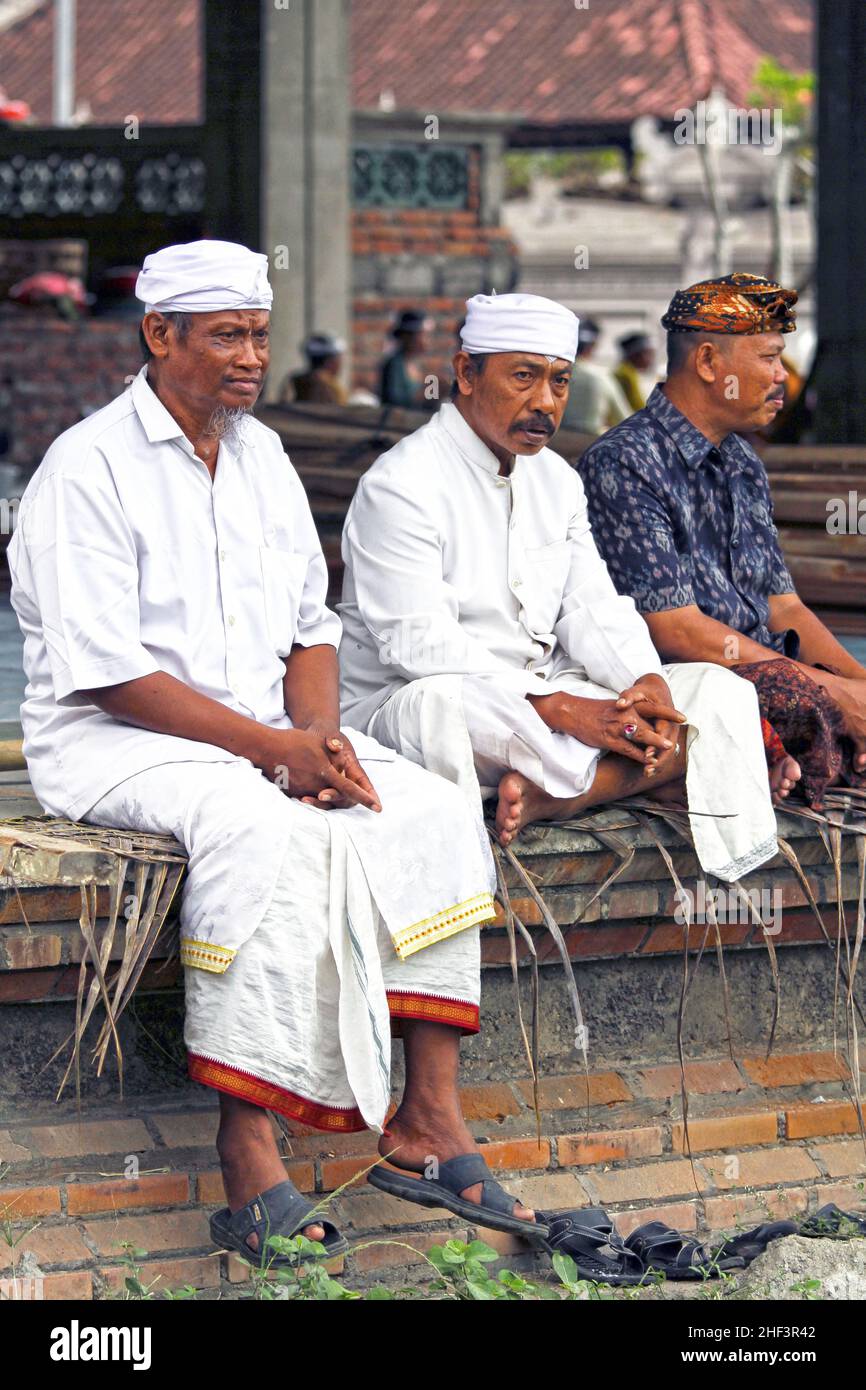 Balinese men wearing udeng headwear at a ceremony taking place in the village of Ketewel in Gianyar, Bali, Indonesia Stock Photo
