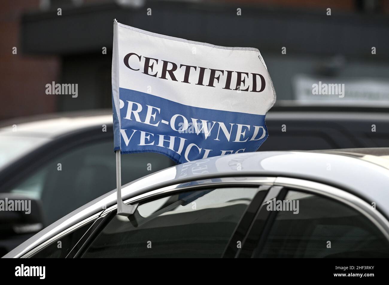 A “certified pre-owned vehicle” flag is attached to an automobile’s window at a car dealership in the New York City borough of Queens, NY, January 13, 2022. Consumer prices surged 7% over a year as inflation hits 40-year high; over the past year, food prices have gone up 12.5%, gas prices have gone up 49.6% and used car prices up 37.3%. (Photo by Anthony Behar/Sipa USA) Stock Photo