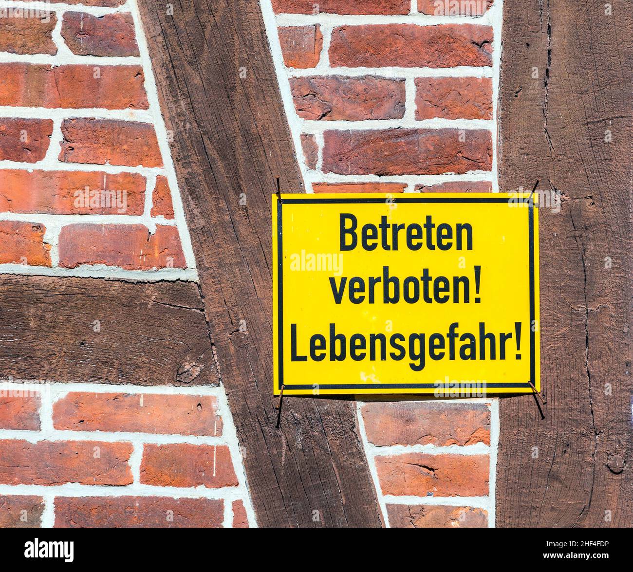 german sign betreten verboten, Lebensgefahr at a house wall Stock Photo