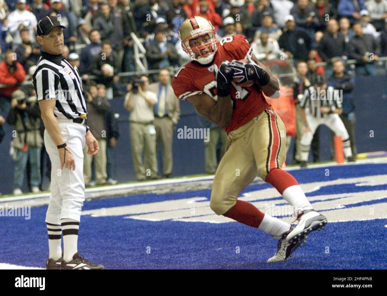 Irving, USA. 08th Dec, 2002. San Francisco 49ers' Terrell Owens pulls in a fourth quarter touchdown against the Dallas Cowboys as the 49ers beat the Cowboys 31-27 Sunday Dec. 8, 2002 in Irving, Texas. (Photo by Rick Moon/Fort Worth Star-Telegram/TNS/Sipa USA) Credit: Sipa USA/Alamy Live News Stock Photo