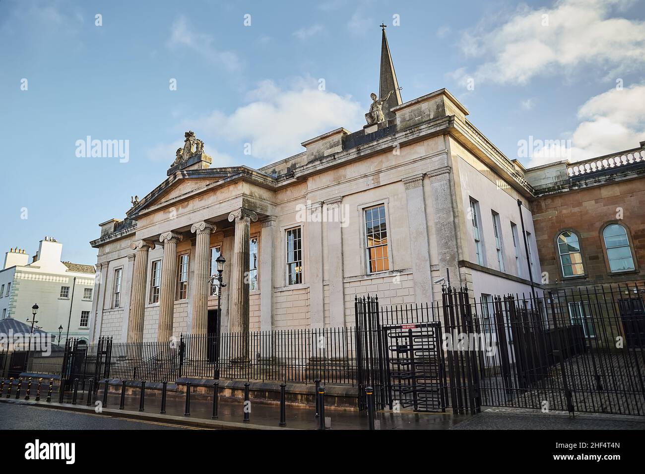 Derry, Londonderry. The white sandstone Bishop Street Courthouse in Derry Stock Photo