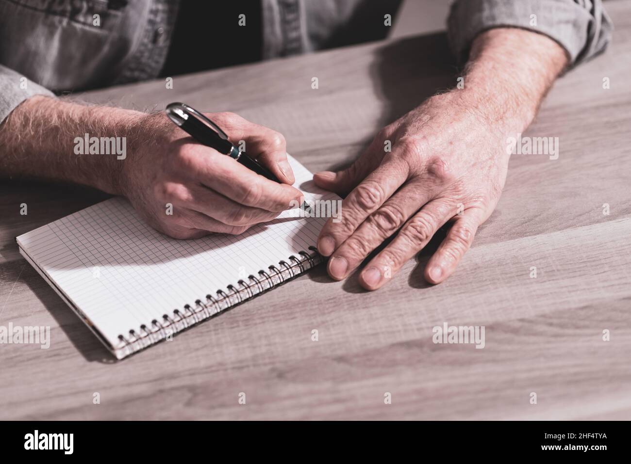 Male hands taking notes on a notebook Stock Photo - Alamy