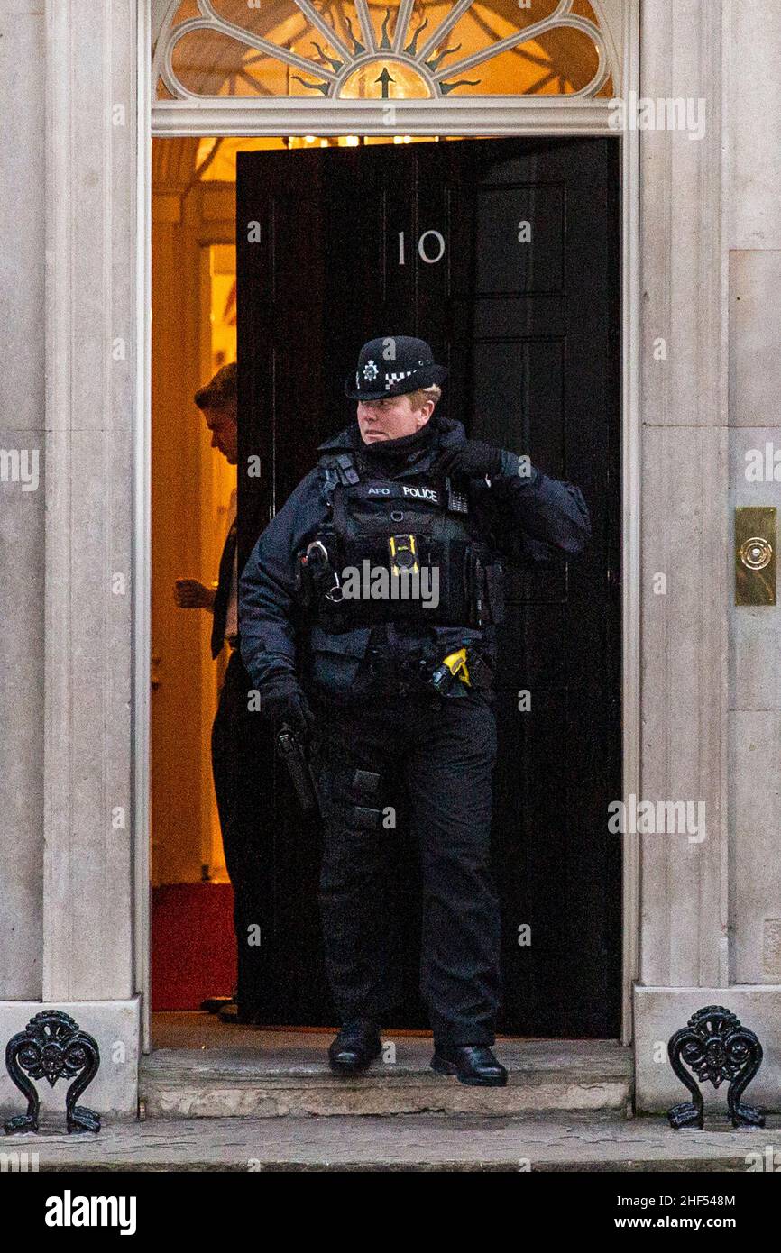 14/01/2022 : London - A metropolitan police officer enters number 10 Downing Street this morning with the morning papers, amid allegations of a party Stock Photo