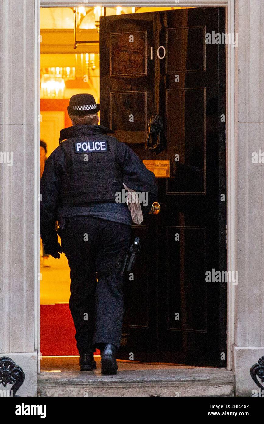 14/01/2022 : London - A metropolitan police officer enters number 10 Downing Street this morning with the morning papers, amid allegations of a party Stock Photo